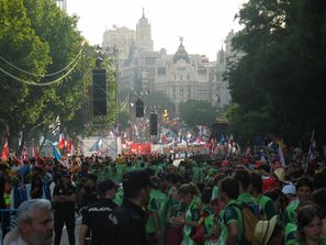 Der Blick von dem Puerta de Alcalá zum Plaza de Cibeles bei der Eröffnungsmesse